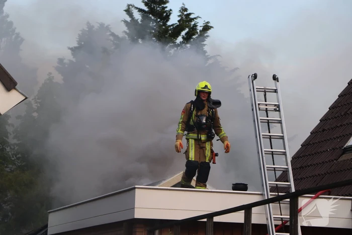 Autobrand slaat over naar buren