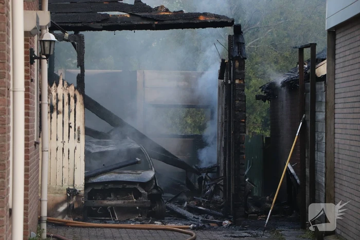 Autobrand slaat over naar buren