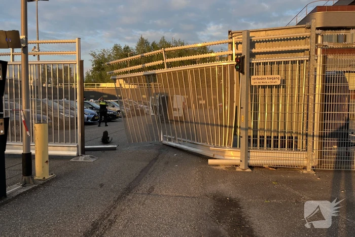 Persoon pleegt aanslag op politiebureau