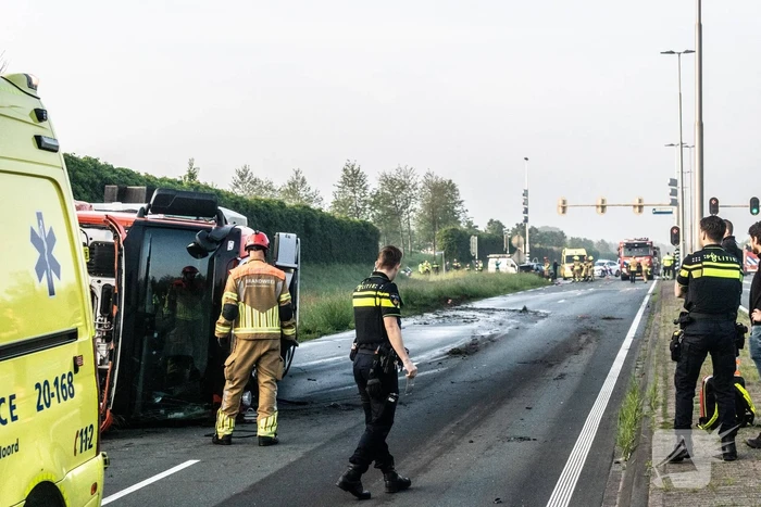 Vrachtwagen op zijn kant na botsing