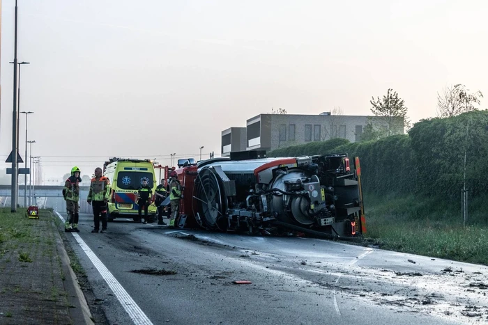 Vrachtwagen op zijn kant na botsing