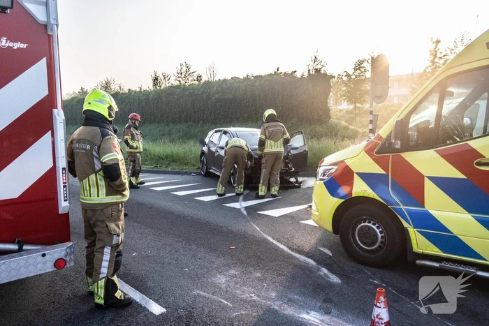 Vrachtwagen op zijn kant na botsing