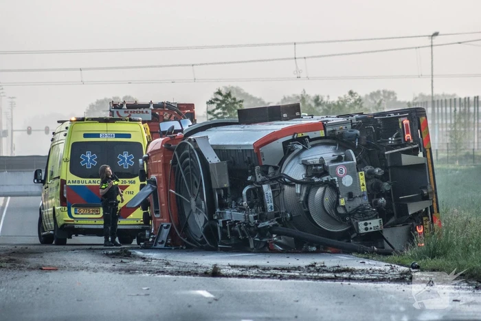 Vrachtwagen op zijn kant na botsing