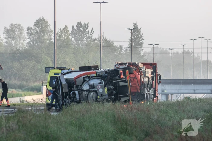 Vrachtwagen op zijn kant na botsing