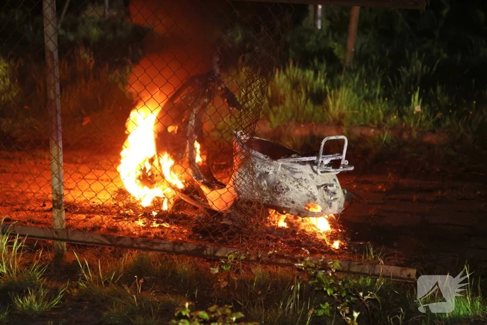 Scooter volledig verwoest door brand