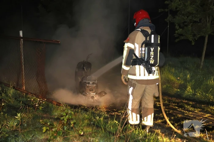Scooter volledig verwoest door brand