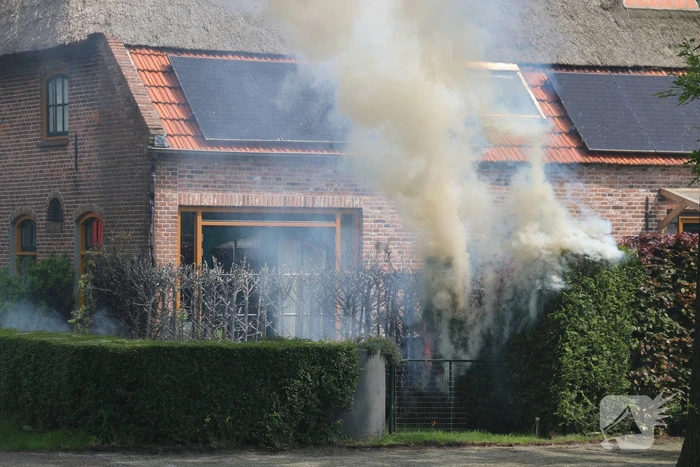 Flinke rook ontwikkeling bij brand in heg