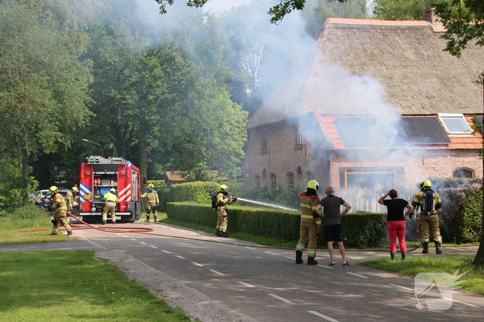 Flinke rook ontwikkeling bij brand in heg