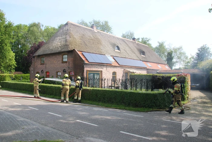Flinke rook ontwikkeling bij brand in heg