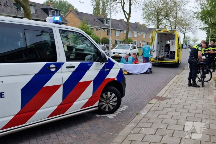Vrouw met fiets ernstig gewond na val
