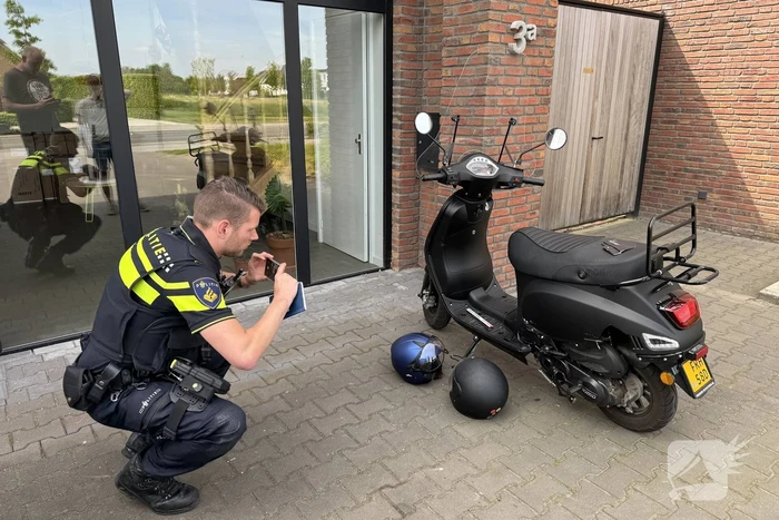 Tweetal op scooter gewond bij botsing met auto