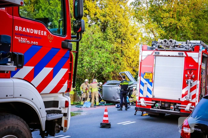 Auto belandt op zijn kant na botsing