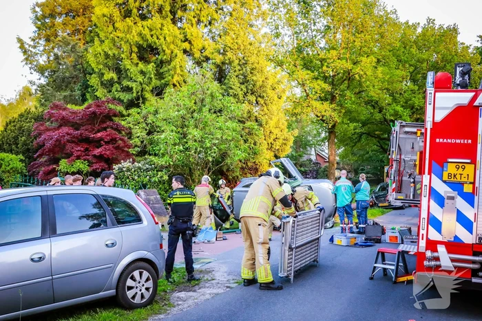 Auto belandt op zijn kant na botsing