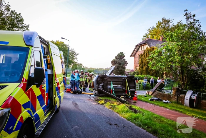 Auto belandt op zijn kant na botsing