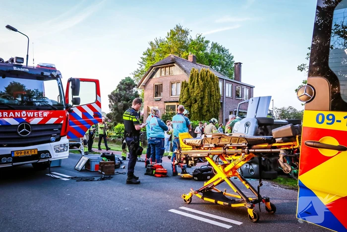 Auto belandt op zijn kant na botsing