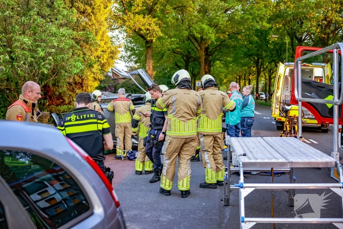 Auto belandt op zijn kant na botsing
