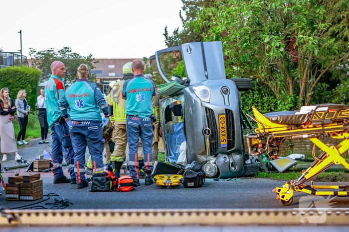 Auto belandt op zijn kant na botsing