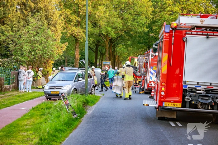 Auto belandt op zijn kant na botsing
