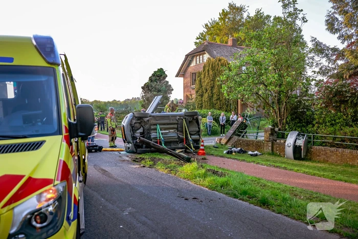 Auto belandt op zijn kant na botsing