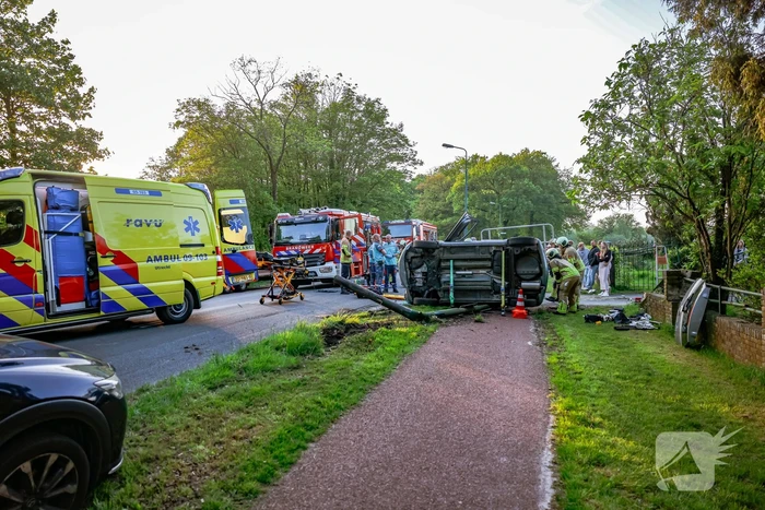 Auto belandt op zijn kant na botsing