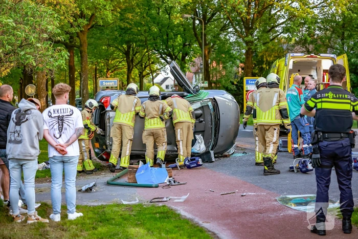 Auto belandt op zijn kant na botsing