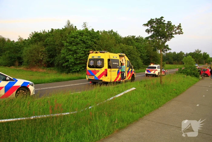 Automobilist raakt van de weg en klapt op boom