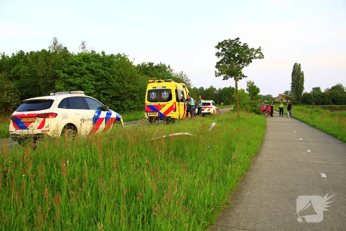 Automobilist raakt van de weg en klapt op boom