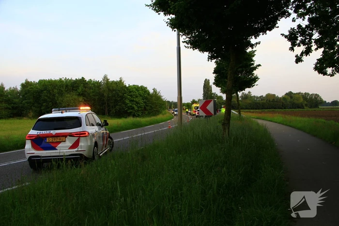Automobilist raakt van de weg en klapt op boom
