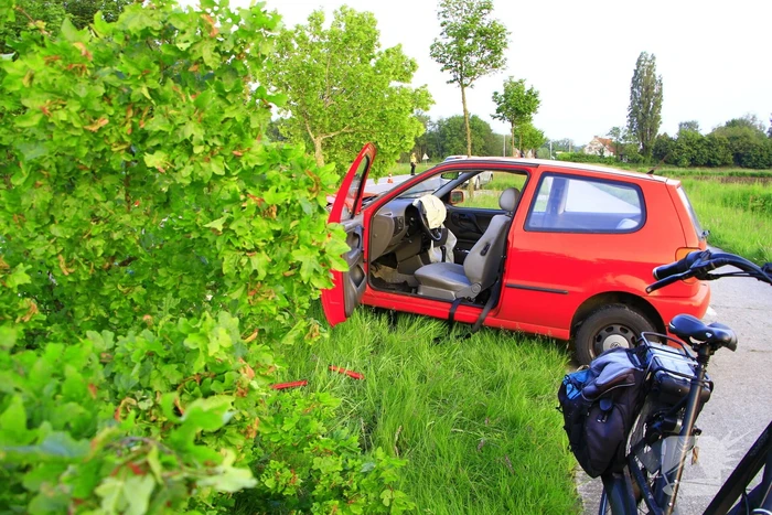 Automobilist raakt van de weg en klapt op boom