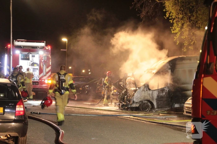 Meerdere voertuigen verwoest door brand