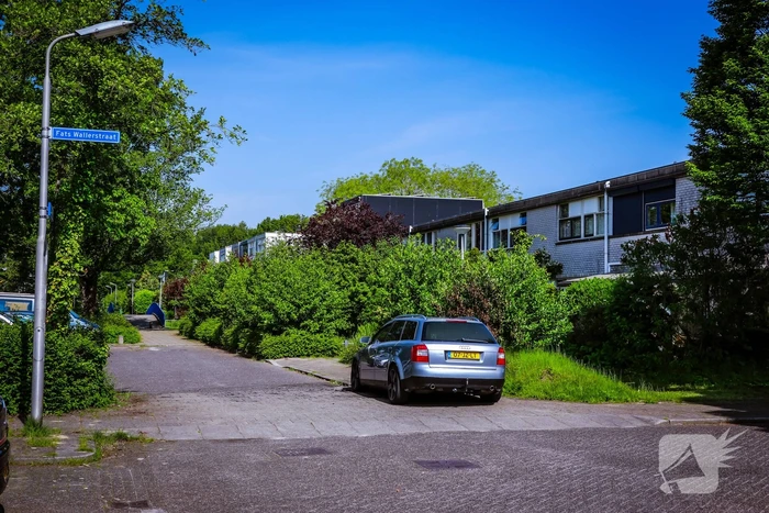 Geparkeerde auto loopt forse schade op door brand