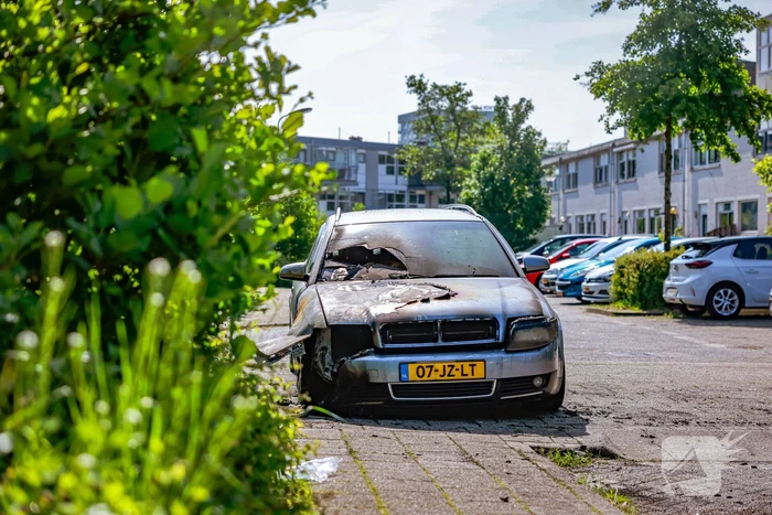 Geparkeerde auto loopt forse schade op door brand