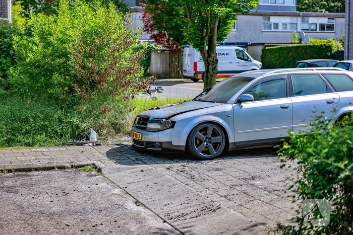 Geparkeerde auto loopt forse schade op door brand