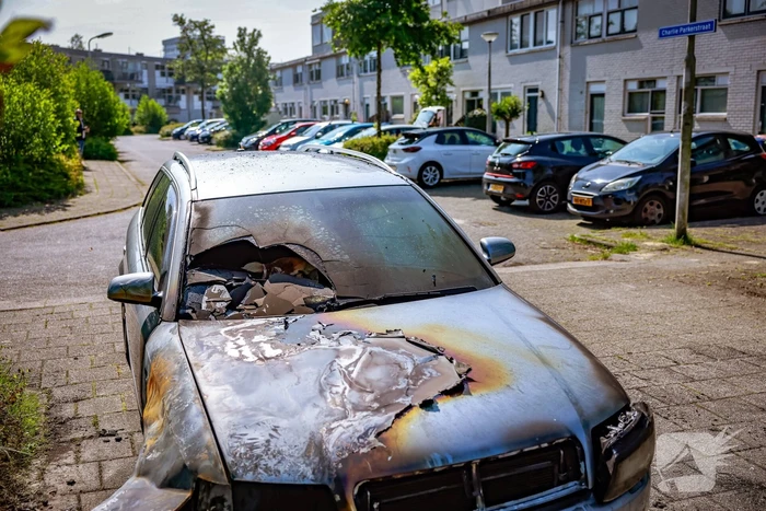 Geparkeerde auto loopt forse schade op door brand