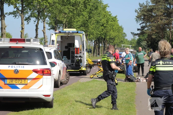 Scooterrijdster ernstig gewond bij botsing met auto