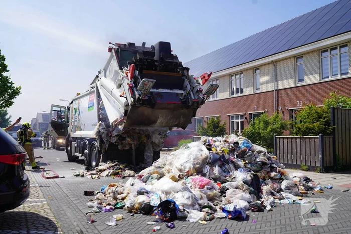 Vuilniswagen dumpt afval op straat vanwege brand