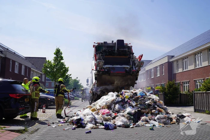 Vuilniswagen dumpt afval op straat vanwege brand