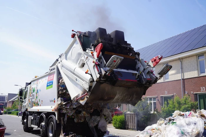 Vuilniswagen dumpt afval op straat vanwege brand