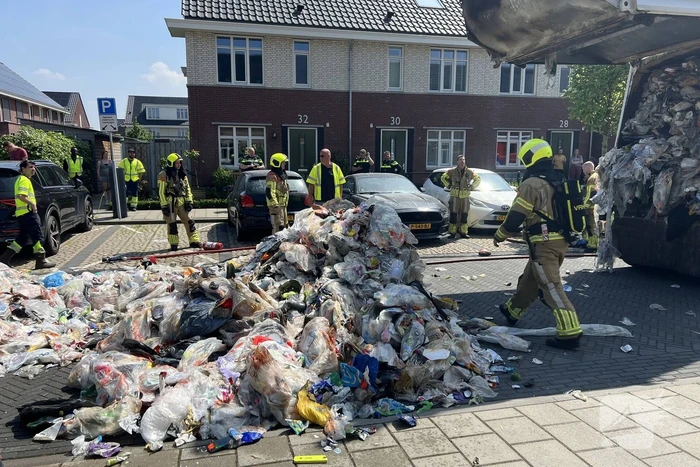 Vuilniswagen dumpt afval op straat vanwege brand
