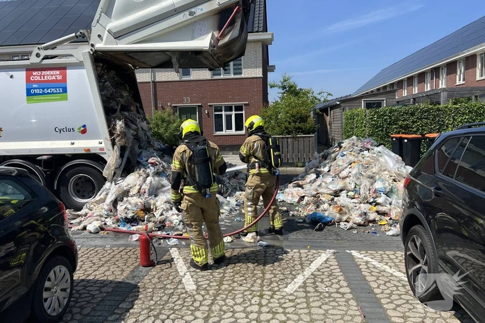 Vuilniswagen dumpt afval op straat vanwege brand