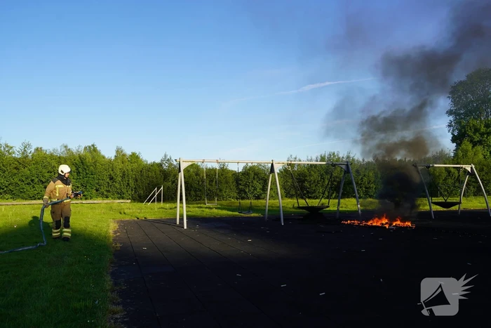 Matten van speeltuin in brand