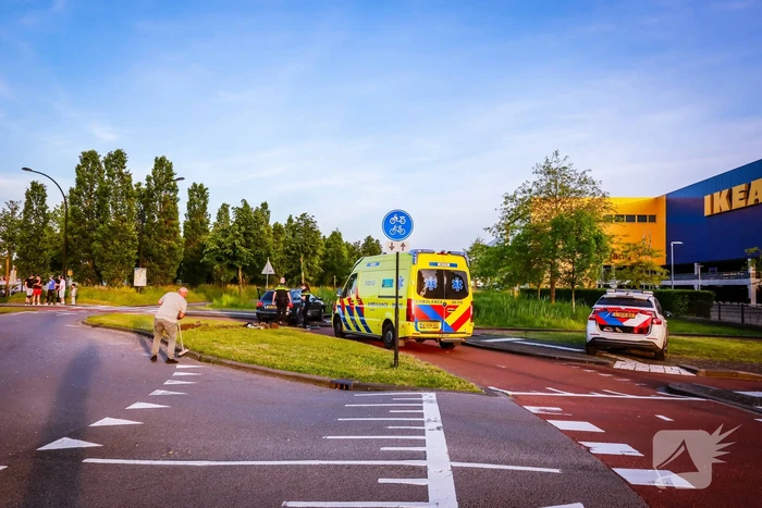 Automobilist vliegt over de rotonde botst op lantaarnpaal