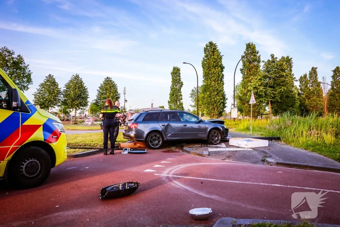 Automobilist vliegt over de rotonde botst op lantaarnpaal