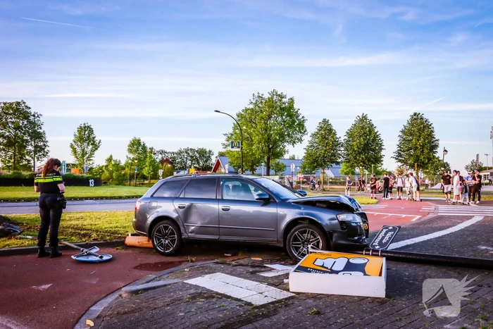 Automobilist vliegt over de rotonde botst op lantaarnpaal