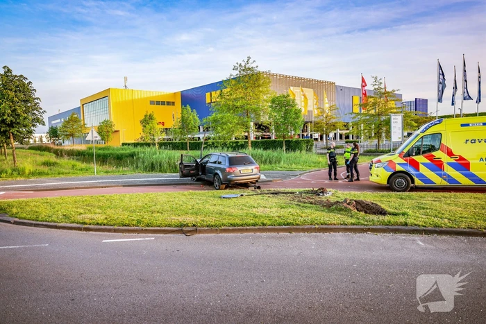 Automobilist vliegt over de rotonde botst op lantaarnpaal