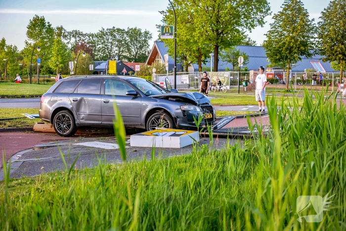 Automobilist vliegt over de rotonde botst op lantaarnpaal