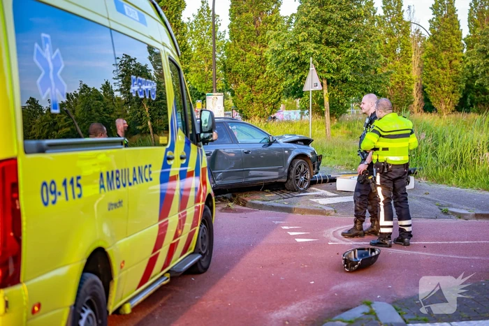 Automobilist vliegt over de rotonde botst op lantaarnpaal