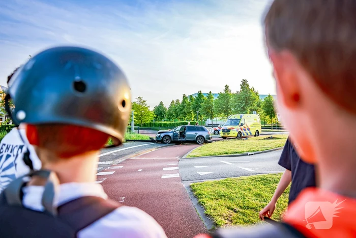 Automobilist vliegt over de rotonde botst op lantaarnpaal