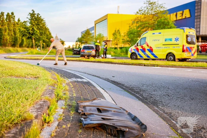 Automobilist vliegt over de rotonde botst op lantaarnpaal