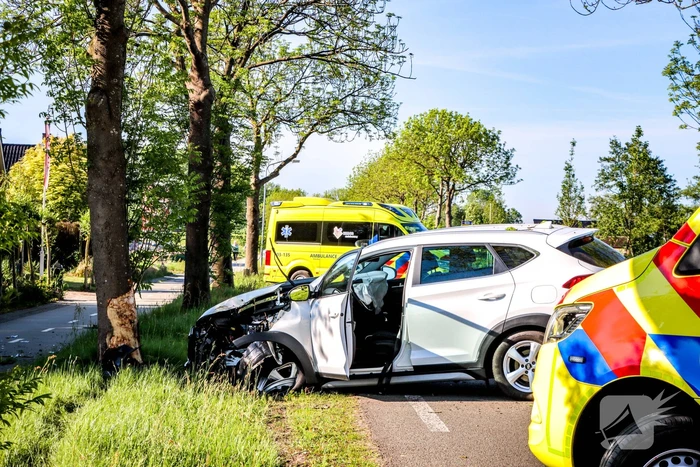 Twee gewonde na frontale botsing tegen boom